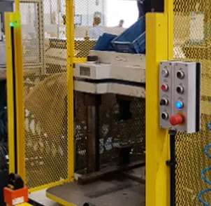 Máquina com proteções físicas e painel de comando – adequação à NR-12
